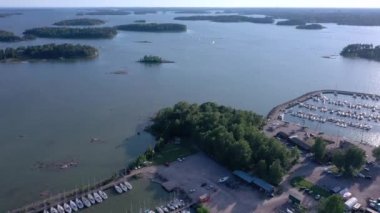 Helsinki 'de yüzen teknelerle Baltık Denizi' nin havadan görünüşü