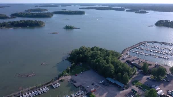 用在赫尔辛基漂浮的船只从空中俯瞰波罗的海 — 图库视频影像