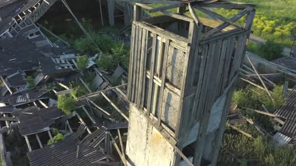 Vue par drone d'un bâtiment agricole abandonné. — Video