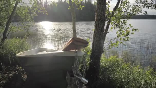 Het landschap uitzicht op de boot aan de kant van het meer in Espoo Finland — Stockvideo