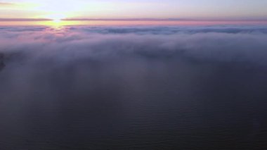 Tallinn Estonya 'da güneşin gökyüzünde batışını izlemek