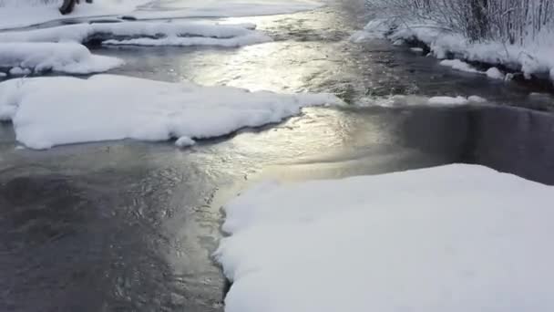 Una spessa neve bianca ricopre l'acqua del lago in Estonia — Video Stock