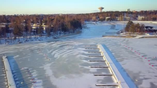 Uno sguardo ravvicinato aereo dell'acqua ghiacciata sul porto della Finlandia — Video Stock