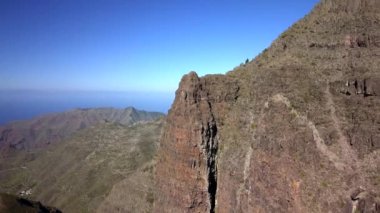 İspanya 'nın Tenerife bölgesindeki dağların tepesinin havadan görünüşü