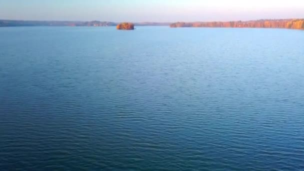Вид с воздуха на голубую воду озера в Финляндии — стоковое видео