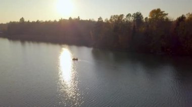 Finlandiya Gölü 'ndeki balıkçının hava manzarası