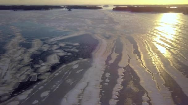 La vista aérea del derretimiento del hielo del mar en Finlandia — Vídeo de stock