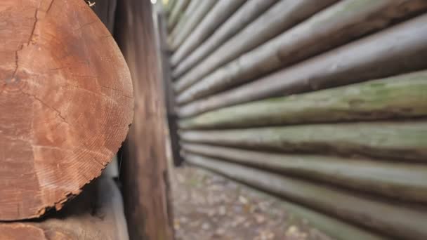 Het hout op het hek van de Salpa Line Fortificatie in de bunker ondergronds — Stockvideo