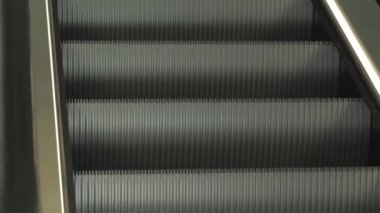 Alışveriş merkezindeki yürüyen merdivene yakından bak.