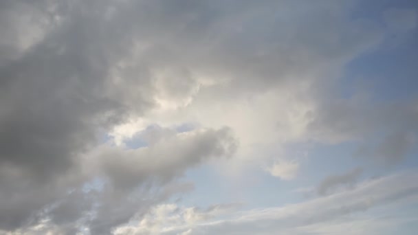 De witte wolken aan de hemel in Finland — Stockvideo