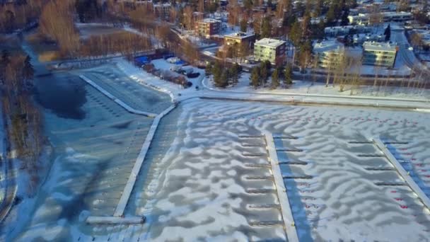 L'acqua ghiacciata sul piccolo porto in Finlandia — Video Stock
