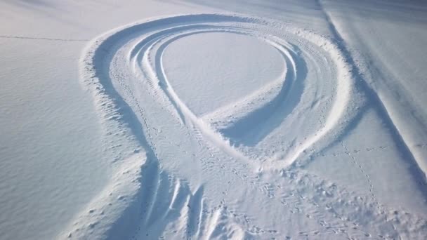 Кругла стежка глибокого снігу на землі у Фінляндії. — стокове відео