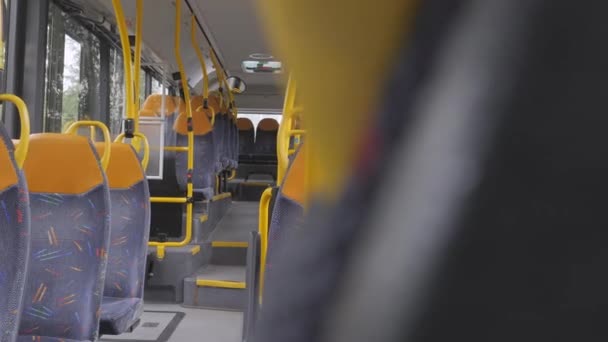 A tampa de cor amarela dos assentos dentro do ônibus em Helsinque Finlândia — Vídeo de Stock