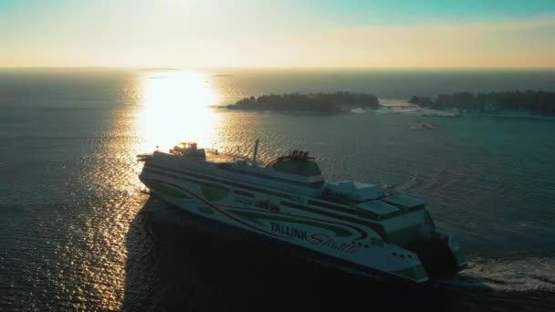 Una nave in partenza dal porto portuale di Helsinki — Video Stock