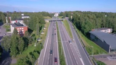 Helsinki 'de köprü kenarındaki bina ve ağaçlar