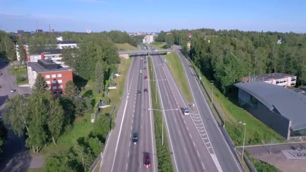 Τα κτίρια και τα δέντρα στην πλευρά της γέφυρας στο Ελσίνκι Φινλανδία — Αρχείο Βίντεο