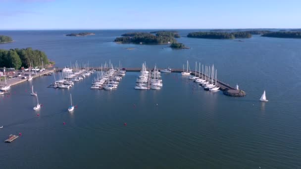 Błękitne wody Morza Bałtyckiego z łodziami w Helsinkach Finlandia — Wideo stockowe
