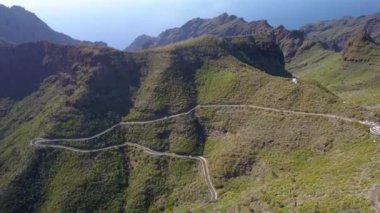 Tenerife İspanya 'daki yılan yolunun hava görüntüsü.