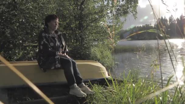 La dame assise sur le bateau jaune à Espoo Finlande — Video