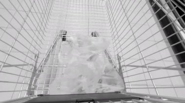 Marketteki emtpy alışveriş arabasının bakışı.