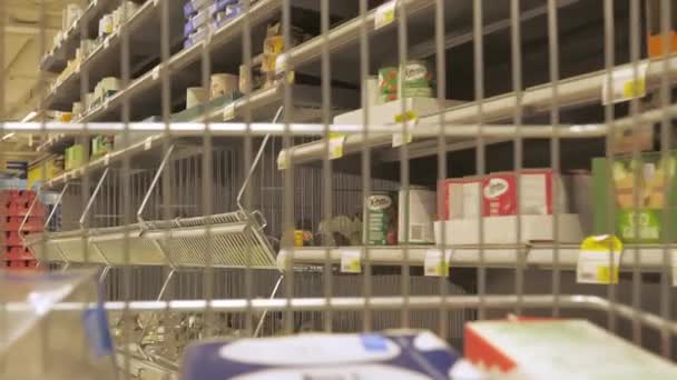 L'aspetto degli scaffali all'interno del negozio di alimentari — Video Stock