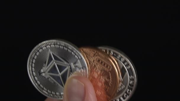 Nahaufnahme von jemandem, der Kryptowährungsmünzen hält. — Stockvideo