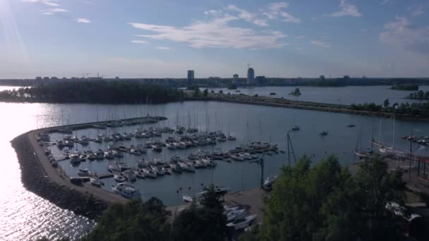 Los barcos blancos atracan en el puerto del Mar Báltico en Helsinki Finlandia — Vídeos de Stock