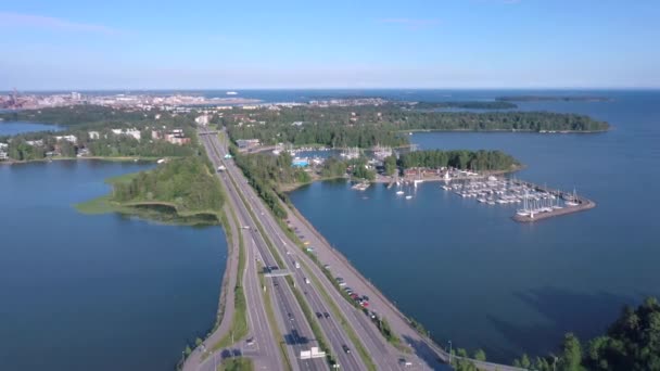 Foto aerea del lungo ponte con le barche che attraccano sul lato di Helsinki. — Video Stock