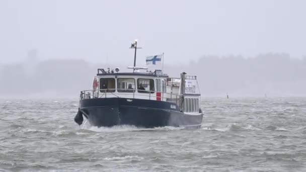 Φοβερός πυροβολισμός Φινλανδικού πλοίου που πλέει στην φουρτουνιασμένη θάλασσα. — Αρχείο Βίντεο