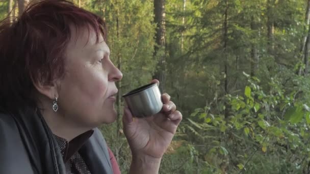 O olhar da senhora bebendo seu chá quente em Espoo Finlândia — Vídeo de Stock