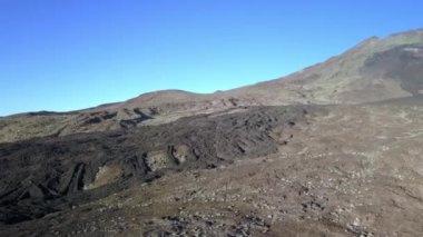 İspanya 'daki Tenerife' nin kel dağından geçiyor.
