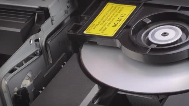 Primer plano de un DVD expulsado de un reproductor de DVD. — Vídeos de Stock