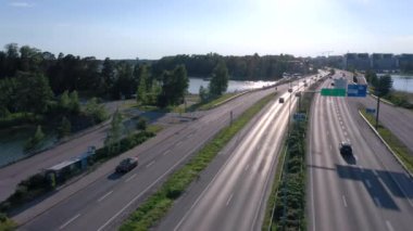 Finlandiya 'nın Helsinki kentindeki Lauttasaari' de uzun köprüden geçen arabalar