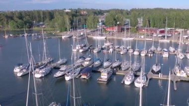 Helsinki 'deki Lauttasaari adasında farklı yelkenli tekneleri ve yatlar.