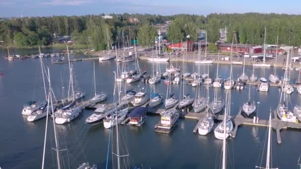 Різні види парусних човнів і яхт на острові Лауттасаарі в Гельсінкі. — стокове відео