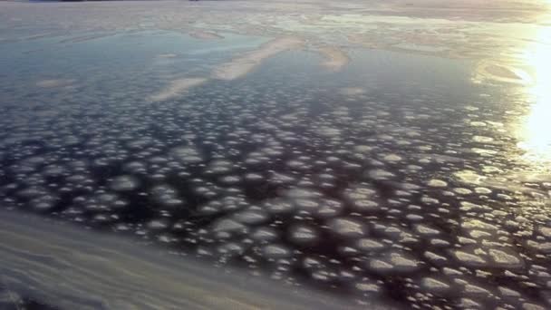 Die Luftaufnahme des schmelzenden gefrorenen Wassers in Finnland — Stockvideo