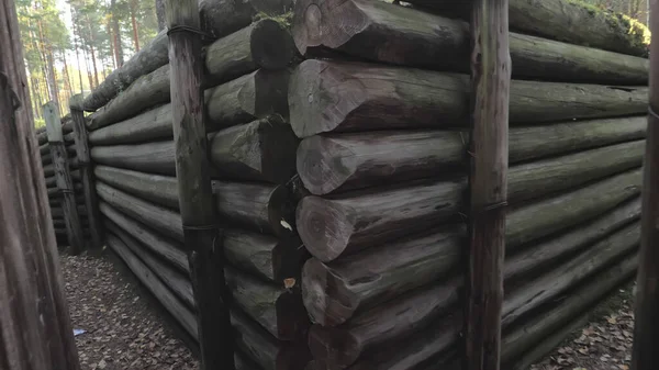 Lappeenranta. Finlandiya-28 Eylül 2020: Ormandaki yeraltı sığınağında çit olarak büyük orman. Sığınak hattı. 