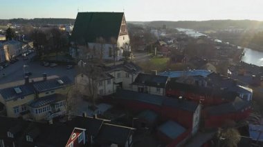 Porvoo.Finland-12 Aralık 2020: Sonbahar aylarında güneşli bir günde Porvoo Finlandiya 'daki Evanjelik Lüterci Kilisesi' nin yakın hava anketi. Drone kilisenin etrafında yavaşça hareket ediyor..