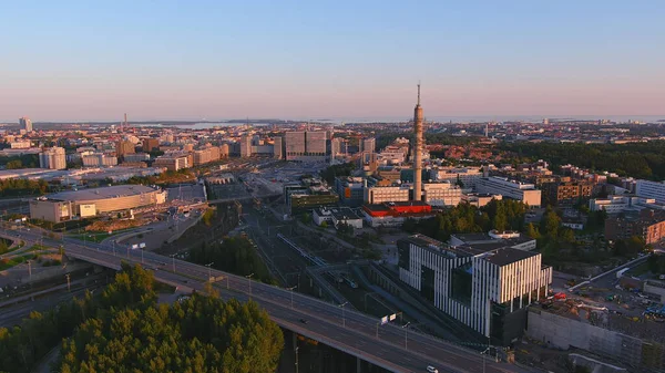 Helsinki. Finlandiya-30 Ağustos 2021: Helsinki Finlandiya 'nın havadan çekimi. Harika bir mimari. Güzel şehir manzarası. Gün batımı. Pasila TV kulesi.