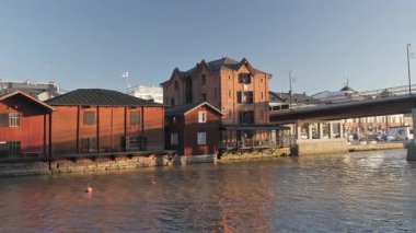 Porvoo.Finland-12 Aralık 2020: Güneşli bir günde köprüden geçen arabaları Finlandiya 'da gelin ve Porvoo Nehri' nin güzel bir görüntüsü. Kamera yavaşça sağa dönüyor..