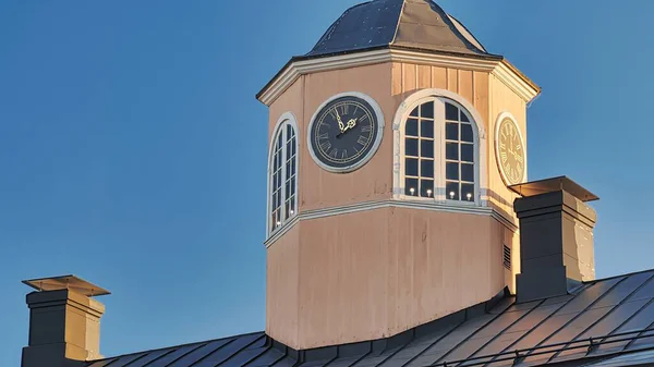 Porvoo, Finlandiya - 08 Aralık 2020: Saat Kulesi açık mavi gökyüzüne karşı zarif bir mimariye sahiptir, karmaşık detaylar ve klasik bir tasarım sergiler, tarihsel önemi vurgular