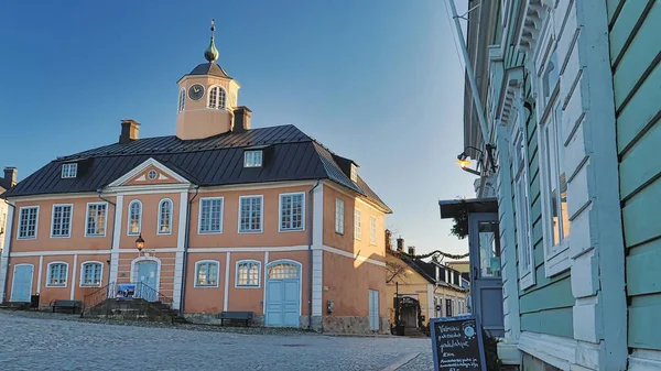 Porvoo, Finlandiya - 08 Aralık 2020: Tarihi bina renkli mimari, canlı renkler ve metin kaplaması için geniş kopya alanı bulunan eşsiz tasarım unsurları barındırıyor