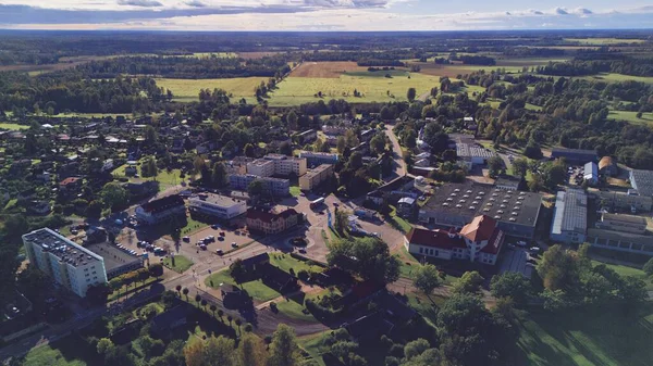 Karksi-Nuia, Estonya 25 Eylül 2025: Konut binaları, ticari yapılar, yollar ve tarımsal alanlar ve sık ormanlarla çevrili yeşil alanlar