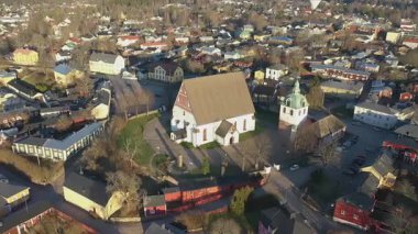 Porvo.Finland-12 Aralık 2020: Porvoo Finland 'daki Evanjelik Lüterci Kilisesi' nin güneşli bir sonbahar gününde oldukça insansız hava aracı bakış açısı. Kamera yavaşça kilisenin etrafında dönüyor..
