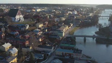 Porvo.Finland-12 Aralık 2020: Güneşli bir sonbahar gününde Porvoo Finlandiya 'daki Evanjelik Lüterci Kilisesi' nin Idyllic insansız hava aracı görüntüleri. Kamerayla yan yana hareket eden bir hava görüntüsü..