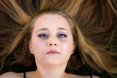 Ciddi kız boş yüz