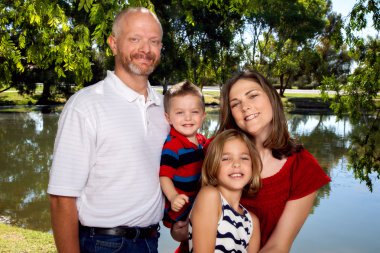 Bir havuz aile portresi