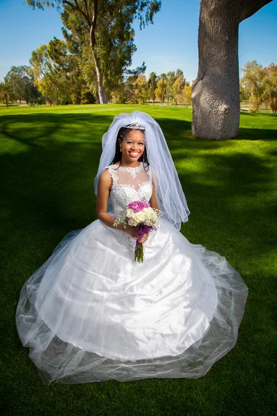 アフリカ系アメリカ人の花嫁を折り敷き — ストック写真