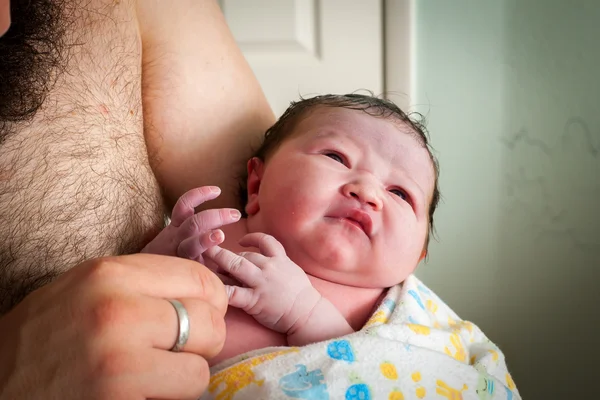 Pai inspeciona dedos recém-nascidos do bebê — Fotografia de Stock