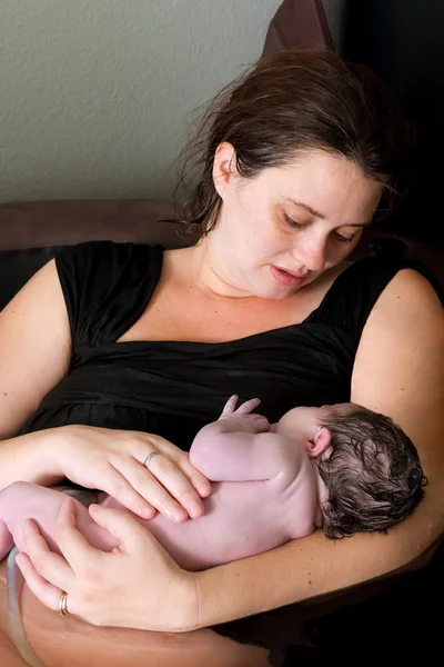 Madre adora a su bebé recién nacido — Foto de Stock